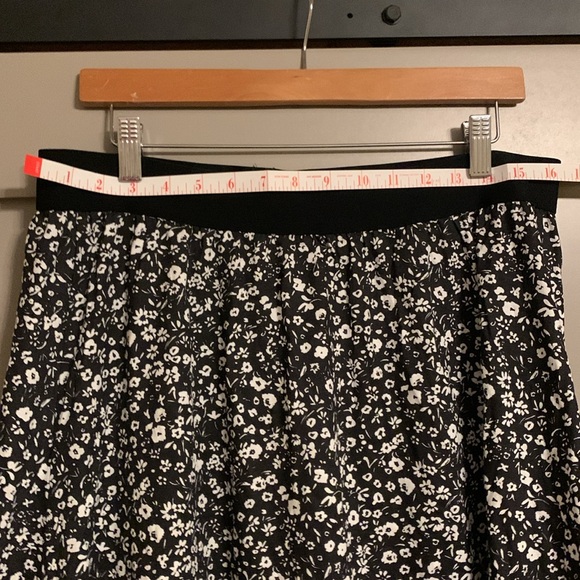 Elastic High Waist A-Line Black and White Floral Ditsy Skirt Size 12 - Picture 3 of 4